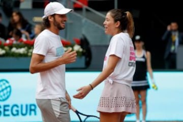 Los tenistas españoles Feliciano López y Garbiñe Muguruza, capitanes de los dos equipos, durante el Charity Day, un acto solidario que une a tenistas y famosos para recaudar fondos, dentro de la XV edición del Mutua Madrid Open que se inicia hoy en la Caja Mágica de Madrid.