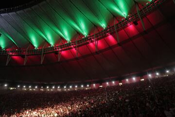 Aficionados del Fluminense, en el estadio de Maracan¨¢, durante la presentaci¨®n de Marcelo.