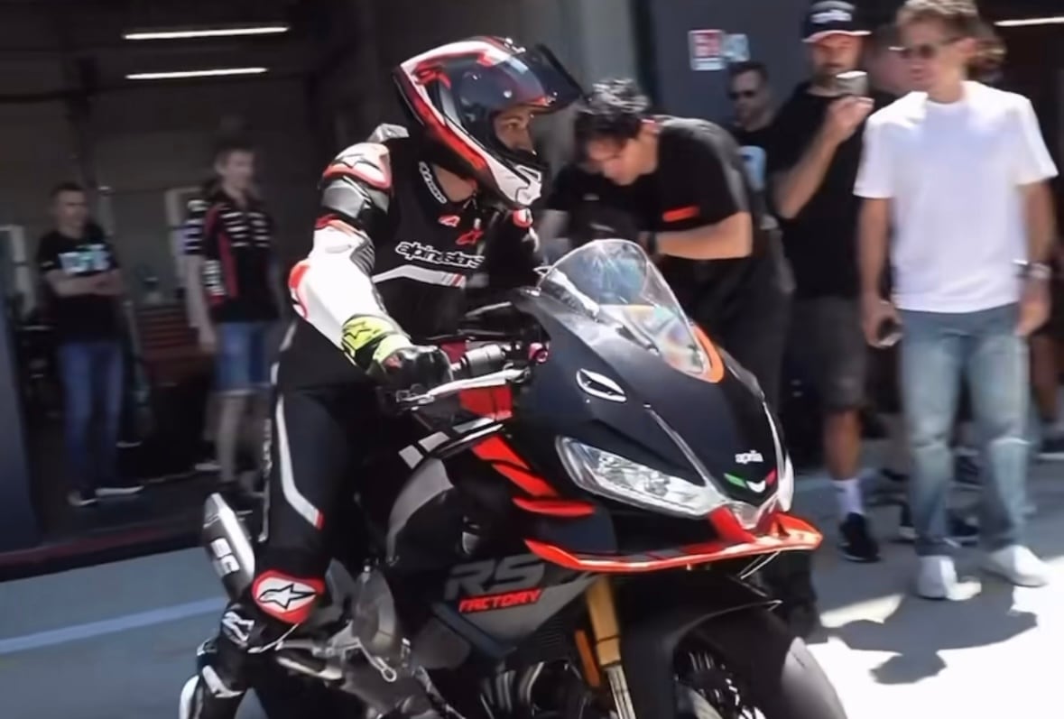 Jorge Martín se sube a la Aprilia RS660 Factory durante el 'All Star' en Misano.