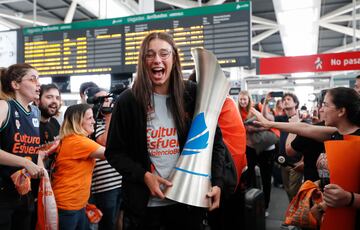 Raquel Carrera, con el título de Liga Femenina Endesa ganado con el Valencia Basket.