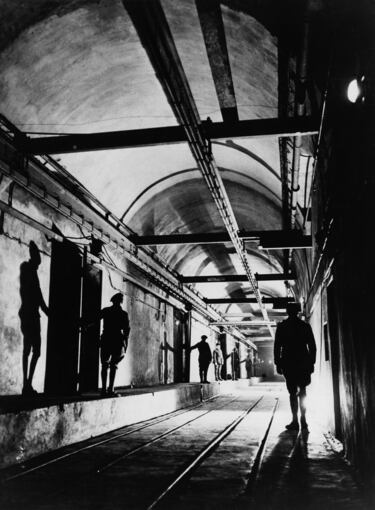 La II Guerra Mundial inició 1940 con cierta calma. Los aliados y los alemanes pemanecían en sus fronteras sin enfrentamientos. Muchos achacaron la falta de combate al temor por La Línea Maginot. Esta Línea fue una serie de fortificaciones defensivas construidas por Francia a lo largo de su frontera con Italia y Alemania de aproximadamente 1.517 km desde los Alpes hasta el Canal de la Mancha, con una sección principal fortificada desde Suiza hasta Luxemburgo. El 30 de junio se rindieron los últimos defensores de la Línea. 