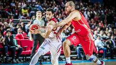 Dogus Balbay, ante Quino Colom durante el Turqu&iacute;a-Espa&ntilde;a.