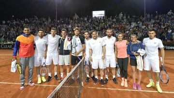 Los jugadores del Roma, con Totti y De Rossi al frente, posan con Nick Kyrgios, Flavia Pennetta y el resto de tenistas que participaron en el partido ben&eacute;fico &quot;Tennis con las estrellas&quot;.