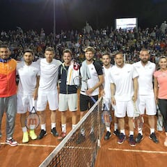 La plantilla del Roma cambia el balón por la raqueta por un día