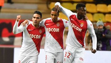 El delantero colombiano Falcao García celebrando con dos compañeros su gol con Mónaco ante Racing de Estrasburgo por Ligue 1