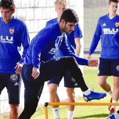 Guedes se prueba con el grupo
y Coquelin, alternativa al luso