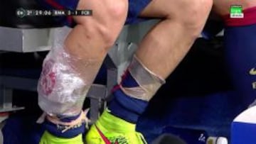 Iniesta, el banquillo con una bolsa de hielo