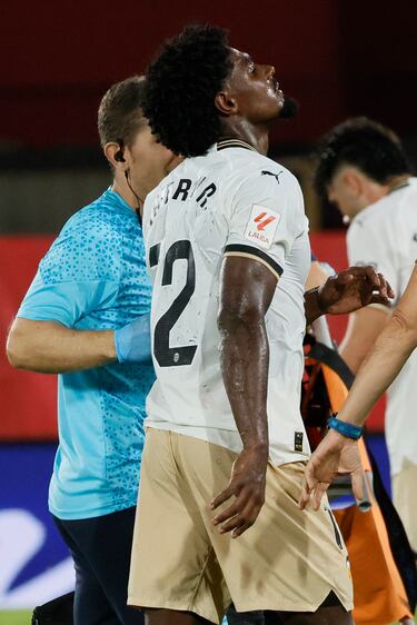 Thierry se lesiona, Yarek debuta