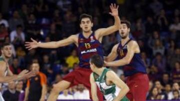 Dimitris Diamantidis, con el bal&oacute;n ante Tom&aacute;s Satoransky y Ante Tomic.