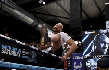 El campe¨®n mundial Tyson Fury se enfrenta en Wembley (Londres) a su compatriota Dillian Whyte para revalidar el t¨ªtulo de los pesos pesados del Consejo Mundial de Boxeo (CMB). En la imagen, el Rey Gitano hace gala de su buen estado de forma durante un entrenamiento entrando al ring por encima de las cuerdas.