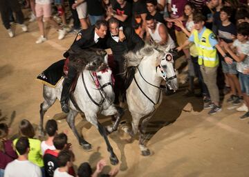 La ciudad menorquina de Ciutadella vibró con los 'Jocs des Pla', una tradición que cada año aglutina a más gente en las fiestas de Sant Joan.