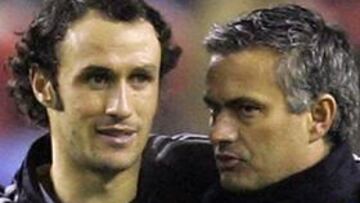 <b>AMIGOS. </b>Carvalho y Mourinho, de la etapa del Chelsea.