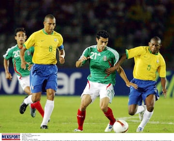 Un portento de gol en la Copa América de Venezuela 2007 quedará en la memoria de todos los mexicanos por mucho tiempo. Castillo recibió un pase filtrado, hizo un somberrito y definió ante la salida del portero en uno de los mejores goles que México le ha hecho a Brasil.