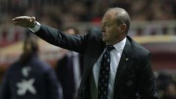 Pepe Mel da órdenes durante un encuentro.