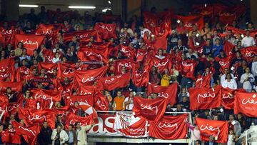 Aficionados del Sevilla exhibiendo las banderas del centenario en un partido de 2005.