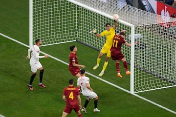 Chris Smalling remata de cabeza bombeado a la escuadra izquierda de la portería de Bono. El larguero y el guardameta sevillista despejan el balón.