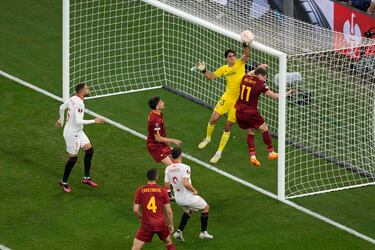 Chris Smalling remata de cabeza bombeado a la escuadra izquierda de la portería de Bono. El larguero y el guardameta sevillista despejan el balón.