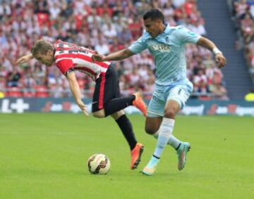 El delantero del Athletic Club de Bilbao Iker Muniain pelea un balón con el defensa colombiano del Granada Jeison Murillo.