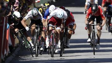 El ciclista eslovaco del equipo Bora Hansgrohe Peter Sagan saca el codo delante del ciclista británico del Dimension Data Mark Cavendish durante el sprint final de la 4ª etapa del Tour de Francia, con llegada a Vittel.