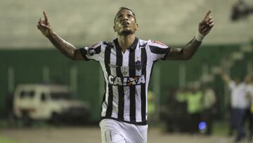 Romulo Otero of Brazil&#039;s Atletico Mineiro celebrates his goal during a Copa Libertadores soccer match against Bolivia&#039; Sport Boys in Santa Cruz, Bolivia, Wednesday, May 3, 2017. (AP Photo/Daniel Walker)