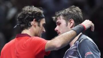 Federer consuela a Wawrinka tras el maratoniano partido.