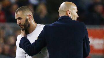 Zidane saluda a Benzema.