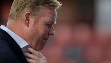 Barcelona's Dutch coach Ronald Koeman gestures before the start of the Spanish League football match between Rayo Vallecano de Madrid and FC Barcelona at the Vallecas stadium in Madrid on October 27, 2021. (Photo by OSCAR DEL POZO / AFP)