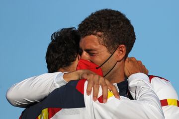 Nico Rodríguez y Jordi Xammar abrazados.
