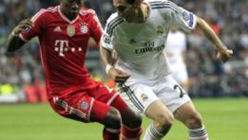 Di María disputa un balón con Álaba.