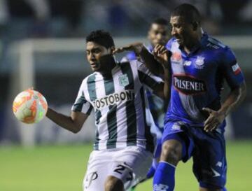 Jorge Guagua (R) of Ecuador's Emelec pressures Colombia's Atletico Nacional Luis Carlos Ruiz, during their Copa LIbertadores soccer match at the Jocay Stadium in Manta May 7, 2015. REUTERS/Guillermo Granja