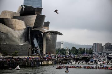El Red Bull Cliff Diving vuelve a Bilbao el 14 de septiembre del 2019 para poner fin -estrena dicha condición- al circuito mundial de saltos desde plataformas que están por encima de los 20 metros de altura. 