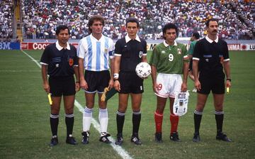 El 'Macho' es considerado el mejor futbolista en la historia del fútbol mexicano tras ganar cinco pichichis en el fútbol español y su paso por el Real Madrid. Con la Selección Mexicana disputó el Mundial de 1986 y el de Estados Unidos de 1994. Con México marcó 29 goles en más de 50 partidos. Otro jugador que utilizó el número nueve fue Jared Borguetti quien es el segundo máximo anotador en la historia del tricolor superado por Javier Hernández. Actualmente, Raúl Jiménez es quien porta ese dorsal.