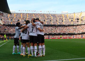 Valencia 1-0 Real Madrid |Disparo a la media vuelta de Kluivert que desvió un rival y llegó al segundo palo, donde Diego López le ganó la partida a Mendy, que se quedó dormido, para empujar el balón al fondo de la portería.