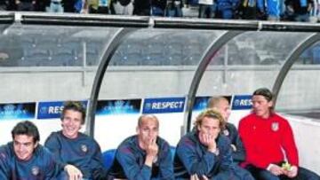 Diego Forlán, junto al resto del banquillo rojiblanco, observa atentamente las evoluciones de sus compañeros en el terreno de juego.