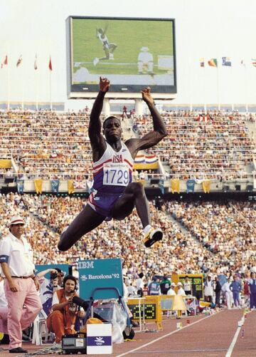 Carl Lewis siempre recordó un consejo del gran Jesse Owens: "Divertíos". Y así hizo. Si EE.UU. no hubiese boicoteado los Juegos Olímpicos de Moscú'80, tal vez Carl Lewis se habría convertido en el único atleta capaz de ganar la medalla de oro en la misma disciplina en cinco ediciones consecutivas. Su debut llegó en Los Ángeles'84, donde venció en 100 y 200 metros lisos, 4x100 y salto de longitud. En Seúl 88 gana el oro en 100 y en salto longitud y la plata en 200. En 1991 se convirtió en el primer atleta capaz de recorrer los 100 en 9,86 segundos, rompiendo así la barrera de los 9,90. En su visita a Barcelona'92, se colgó el metal dorado de nuevo en salto de longitud y en 4x100, donde además el cuarteto del relevo batió el récord del mundo. En su última participación, en Atlanta'96 sólo triunfó en salto de longitud. CLARA PARDO