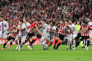 Salida de los jugadores a un balón parado.
