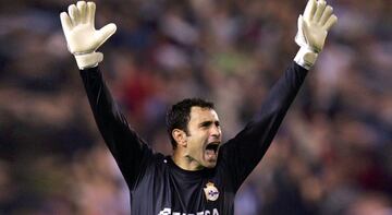 Guardameta español que durante su paso por el Deportivo de la Coruña se le detectó cáncer testicular, por lo que en 2002 dejó temporalmente las canchas. Hoy es director deportivo de la selección española. 