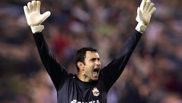 Guardameta español que durante su paso por el Deportivo de la Coruña se le detectó cáncer testicular, por lo que en 2002 dejó temporalmente las canchas. Hoy es director deportivo de la selección española.