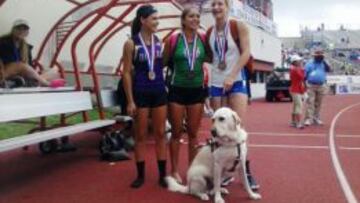 Charlotte Brown (derecha) con su perro guía, Vador.