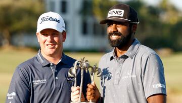 Los estadounidenses Tom Hoge y Sahith Theegala posan con el trofeo del torneo QBE Shootout.