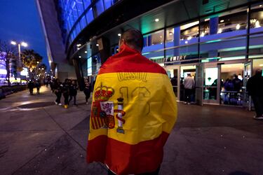 Españoles en los alrededores del Crypto.com Arena para presenciar la retirada de la camiseta de Pau Gasol en la franquicia de Los Angeles Lakers.
