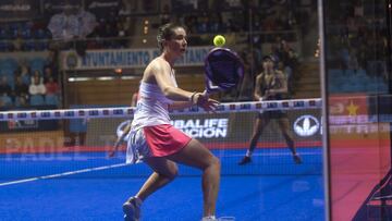 GRA144. SANTANDER (CANTABRIA), 01/04/2017.- La jugadora de pádel Marta Ortega golpea la pelota durante el partido correspondiente a las semifinales del Open de Santander, primera prueba del circuito profesional de pádel 'World Padel Tour', disputado hoy en la capital cántabra. EFE/Pedro Puente Hoyos