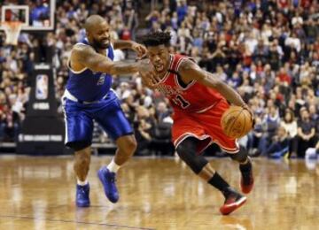 Jimmy Butler defendido por PJ Tucker en la victoria de Toronto Raptors ante Chicago Bulls por 122-120.