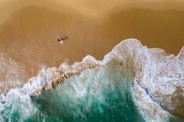 "The Wedge es un spot de Newport Beach (California), conocido por su ola mutante. Tanto surfistas como skimmers de todo el mundo viajan hasta aqu¨ª para dominarla". Menci¨®n en Sports.