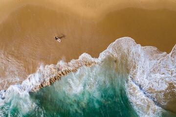 "The Wedge es un spot de Newport Beach (California), conocido por su ola mutante. Tanto surfistas como skimmers de todo el mundo viajan hasta aqu para dominarla". Mencin en Sports. 