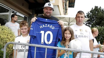 Medio centenar de aficionados reciben al Madrid en Salzburgo