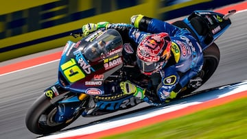 Diogo Moreira con la moto del Italtrans que ganó el GP de Indonesia de Moto2.