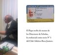 El Papa Francisco recibe credencial de Boca Juniors