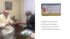 El Papa Francisco recibe credencial de Boca Juniors