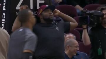 La divertida reacción de un fanático al ser abrazado por LeBron James
